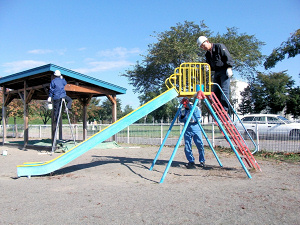 ボランティア活動：保育園の遊具機具の塗装塗り替え