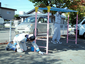 ボランティア活動：保育園の遊具機具の塗装塗り替え