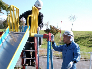 ボランティア活動：保育園の遊具機具の塗装塗り替え