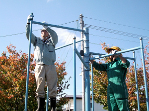 ボランティア活動：保育園の遊具機具の塗装塗り替え