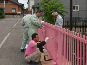 ボランティア活動：保育所のフェンスのペンキ塗り替え