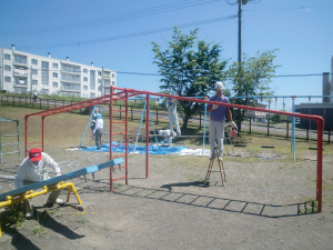 ボランティア活動：紋別小学校の遊具を塗り替え