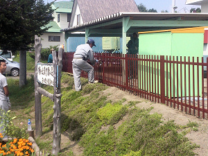 ボランティア活動：夕陽丘保育園の柵を塗り替え